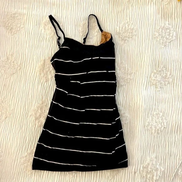 Lululemon top size 4 - Picture 3 of 3